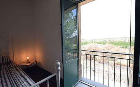 Villa Chiaramonte Gulfi: Møbel, Etage, Jern, Stol, Metal, Glas, Altan, Bejdse, Hårdttræ, Soveværelse