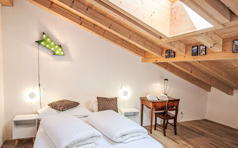 Casa Maranta: Indretning, Møbel, Seng, Soveværelse, Gulvbelægning, Etage, Træ, Loft, Værelse, Sengetøj