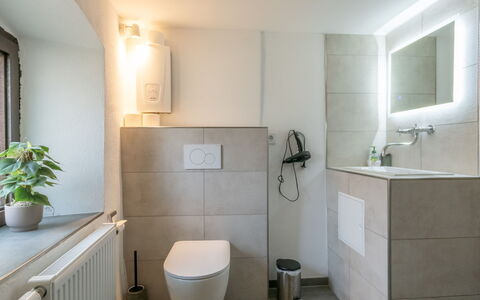 Messern: Badeværelse, Væg, Gulvbelægning, Sanitærarmatur, Indretning, Etage, Toilet, Toiletbræt, Tap, Vvs