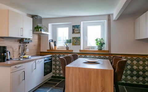 Messern: Møbel, Køkken, Countertop, Køkken Apparat, Indretning, Cabinetry, Gulvbelægning, Større Bandage, Træ, Loft