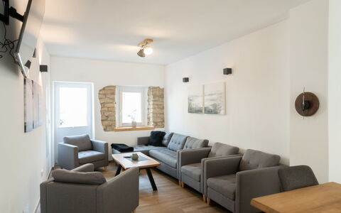 Messern: Møbel, Indretning, Gulvbelægning, Væg, Couch, Etage, Træ, Loft, Værelse, Stue