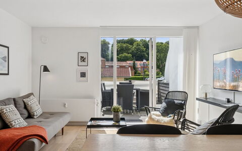 Benthe - 100M from the Sea: Møbel, Indretning, Gulvbelægning, Væg, Etage, Couch, Stue, Træ, Loft, Bord