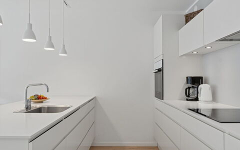 Benthe - 100M from the Sea: Indretning, Gulvbelægning, Træ, Køkken, Etage, Countertop, Møbel, Loft, Cabinetry, Håndvask