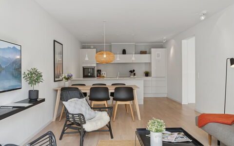Benthe - 100M from the Sea: Møbel, Indretning, Gulvbelægning, Couch, Væg, Etage, Træ, Stue, Loft, Stol