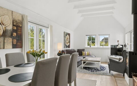 Franka - 1.1Km from the Sea: Indretning, Gulvbelægning, Træ, Loft, Møbel, Etage, Hjem, Couch, Stue, Værelse