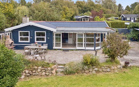 Aleksia - 1.4Km from the Sea: Vegetationen, Busk, Forår, Sommerhus, Have, Skygge, Backyard, Gård, Stol