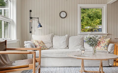 Aleksia - 1.4Km from the Sea: Vegetationen, Busk, Forår, Sommerhus, Have, Skygge, Backyard, Gård, Stol