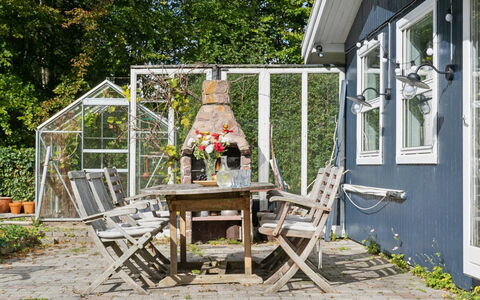 Aleksia - 1.4Km from the Sea: Vegetationen, Busk, Forår, Sommerhus, Have, Skygge, Backyard, Gård, Stol