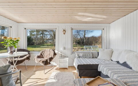 Pihla - 1Km from the Sea: Vegetationen, Busk, Forår, Sommerhus, Have, Skygge, Backyard, Gård, Stol