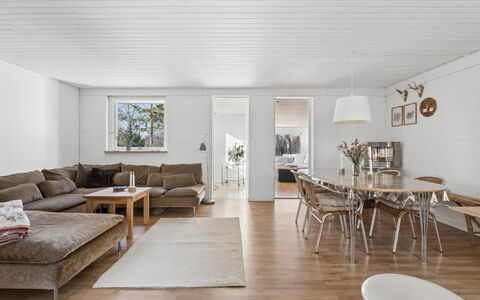 Pihla - 1Km from the Sea: Vegetationen, Busk, Forår, Sommerhus, Have, Skygge, Backyard, Gård, Stol
