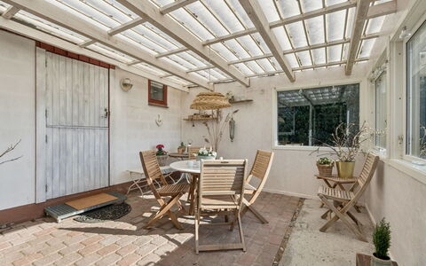 Pihla - 1Km from the Sea: Vegetationen, Busk, Forår, Sommerhus, Have, Skygge, Backyard, Gård, Stol