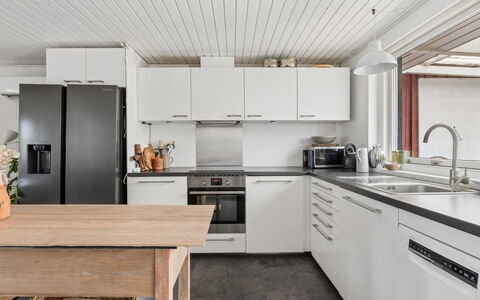 Pihla - 1Km from the Sea: Vegetationen, Busk, Forår, Sommerhus, Have, Skygge, Backyard, Gård, Stol