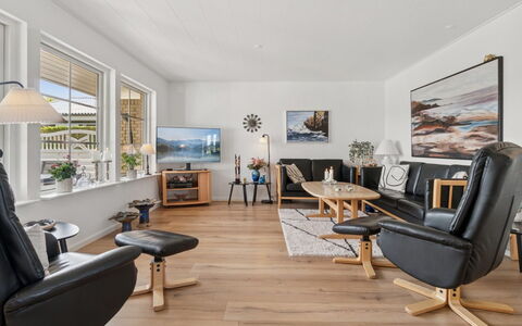 Eia - 1.5Km from the Sea: Møbel, Indretning, Gulvbelægning, Etage, Træ, Couch, Stue, Trægulve, Loft, Billedramme