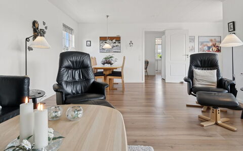 Eia - 1.5Km from the Sea: Møbel, Indretning, Gulvbelægning, Træ, Etage, Stue, Loft, Hjem, Trægulve, Stol