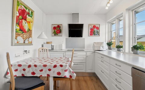 Eia - 1.5Km from the Sea: Indretning, Møbel, Køkken, Gulvbelægning, Countertop, Cabinetry, Etage, Loft, Køkken Apparat, Træ