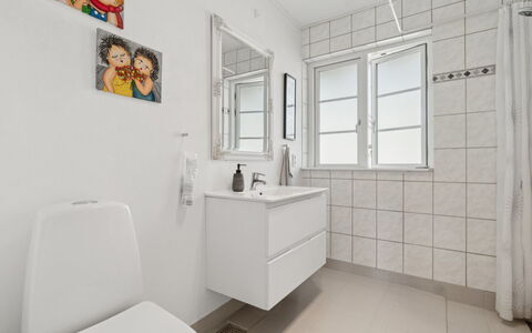 Eia - 1.5Km from the Sea: Gulvbelægning, Etage, Sanitærarmatur, Indretning, Toilet, Badeværelse, Toiletbræt, Vvs, Håndvask, Loft