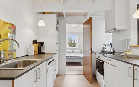 Gittel - 200M from the Sea: Køkken, Countertop, Indretning, Gulvbelægning, Køkken Apparat, Træ, Etage, Møbel, Større Bandage, Loft