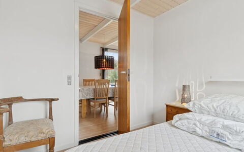 Gittel - 200M from the Sea: Møbel, Seng, Indretning, Gulvbelægning, Etage, Soveværelse, Træ, Loft, Værelse, Sengetøj