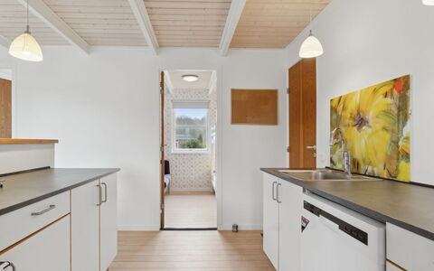 Gittel - 200M from the Sea: Køkken, Gulvbelægning, Countertop, Indretning, Træ, Etage, Loft, Cabinetry, Trægulve, Møbel