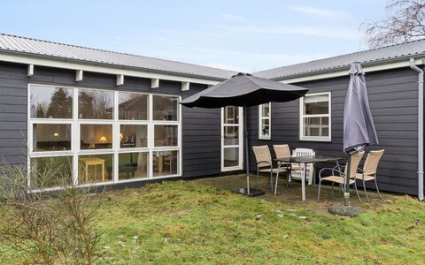 Gittel - 200M from the Sea: Sidespor, Hjem, Tag, Hus, Sommerhus, Dør, Gård, Have, Backyard, Lawn