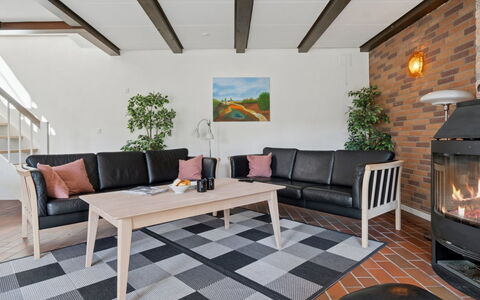 Skjold - 250M from the Sea: Møbel, Indretning, Gulvbelægning, Couch, Væg, Etage, Træ, Stue, Loft, Værelse
