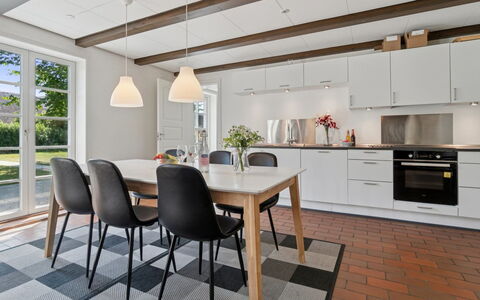 Skjold - 250M from the Sea: Gulvbelægning, Møbel, Indretning, Spisestue, Træ, Køkken & Spisebord, Trægulve, Etage, Loft, Bord