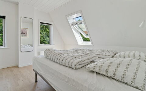 Skjold - 250M from the Sea: Soveværelse, Træ, Seng, Indretning, Loft, Etage, Gulvbelægning, Hjem, Sengetøj, Bed Frame