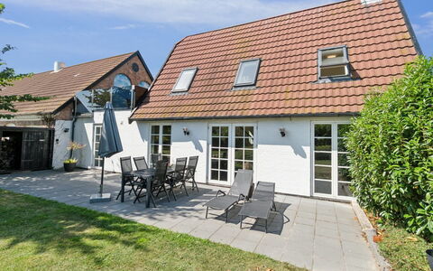 Skjold - 250M from the Sea: Bygning, Hus, Vindue, Hjem, Tag, Boligområde, Busk, Sommerhus, Land Lot