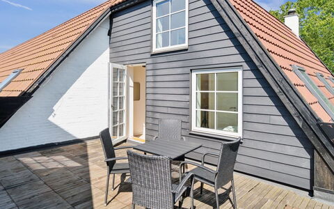 Skjold - 250M from the Sea: Bygning, Hus, Vindue, Hjem, Tag, Boligområde, Busk, Sommerhus, Land Lot