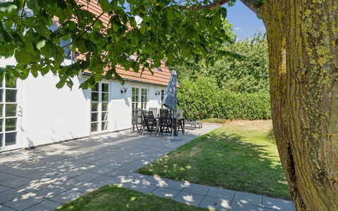 Skjold - 250M from the Sea: Bygning, Hus, Vindue, Hjem, Tag, Boligområde, Busk, Sommerhus, Land Lot
