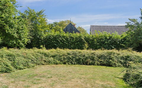 Skjold - 250M from the Sea: Bygning, Hus, Vindue, Hjem, Tag, Boligområde, Busk, Sommerhus, Land Lot