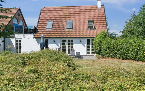 Skjold - 250M from the Sea: Bygning, Hus, Vindue, Hjem, Tag, Boligområde, Busk, Sommerhus, Land Lot