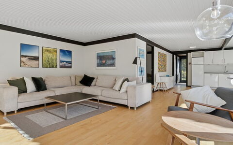 Alvilda - 200M from the Sea: Indretning, Møbel, Gulvbelægning, Etage, Couch, Loft, Træ, Stue, Trægulve, Værelse