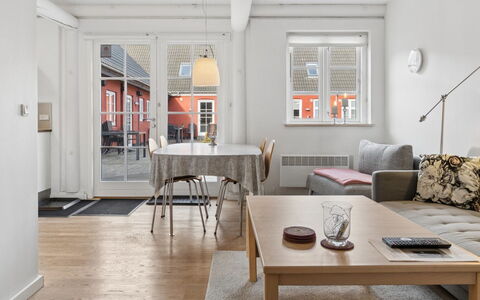 Anabella - 6Km from the Sea: Møbel, Gulvbelægning, Etage, Indretning, Træ, Trægulve, Couch, Loft, Lejlighed, Stue