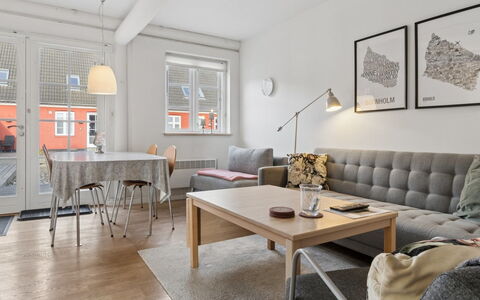 Anabella - 6Km from the Sea: Møbel, Indretning, Couch, Gulvbelægning, Væg, Etage, Træ, Stue, Bord, Værelse