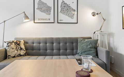 Anabella - 6Km from the Sea: Møbel, Indretning, Couch, Gulvbelægning, Væg, Etage, Træ, Værelse, Hjem, Stue