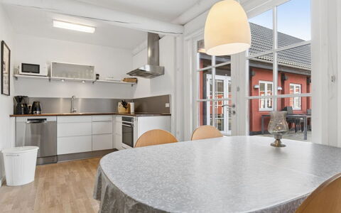 Anabella - 6Km from the Sea: Gulvbelægning, Indretning, Etage, Træ, Loft, Møbel, Værelse, Lejlighed, Køkken, Trægulve