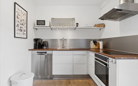 Anabella - 6Km from the Sea: Køkken, Køkken Apparat, Countertop, Gulvbelægning, Indretning, Cabinetry, Træ, Møbel, Større Bandage, Etage