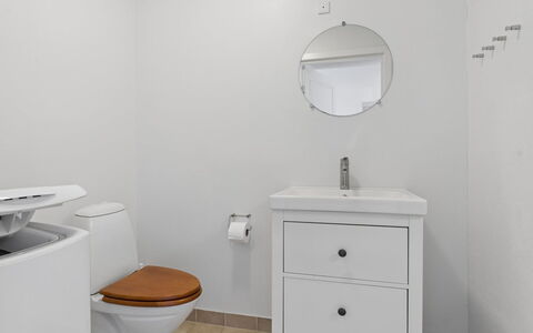 Anabella - 6Km from the Sea: Toiletbræt, Sanitærarmatur, Toilet, Gulvbelægning, Badeværelse, Etage, Indretning, Håndvask, Badeværelsesvask, Badeværelsesskab