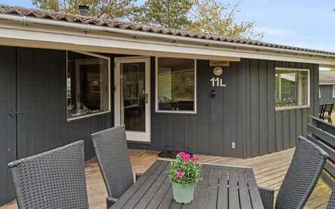 Apelun - 60M from the Sea: Tag, Hus, Hjem, Sommerhus, Dør, Sidespor, Estate, Lawn, Gård, Veranda