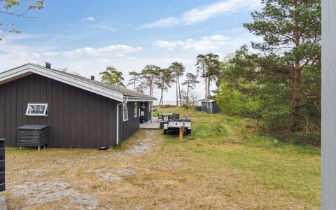 Apelun - 60M from the Sea: Tag, Hus, Hjem, Sommerhus, Dør, Sidespor, Estate, Lawn, Gård, Veranda