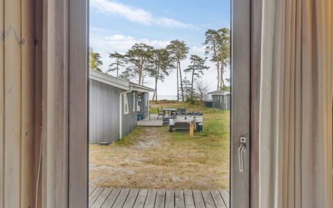 Apelun - 60M from the Sea: Tag, Hus, Hjem, Sommerhus, Dør, Sidespor, Estate, Lawn, Gård, Veranda