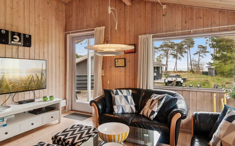 Apelun - 60M from the Sea: Træ, Loft, Indretning, Værelse, Lysarmatur, Hårdttræ, Stue, Bejdse, Sommerhus, Bjælkehytte