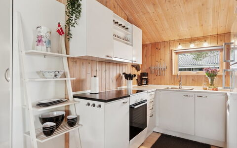 Apelun - 60M from the Sea: Køkken, Køkken Apparat, Indretning, Større Bandage, Træ, Gulvbelægning, Countertop, Møbel, Cabinetry, Loft