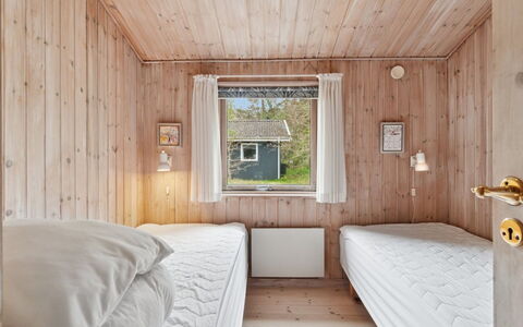 Apelun - 60M from the Sea: Træ, Soveværelse, Seng, Sengetøj, Sengetøj, Hjem, Loft, Etage, Bed Frame, Hårdttræ
