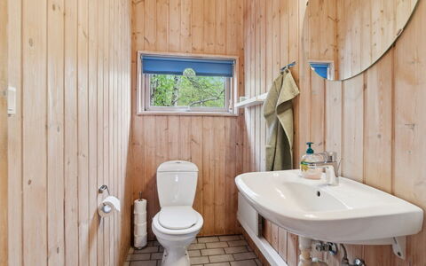 Apelun - 60M from the Sea: Træ, Gulvbelægning, Sanitærarmatur, Etage, Badeværelse, Indretning, Loft, Badeværelsesvask, Tap, Værelse
