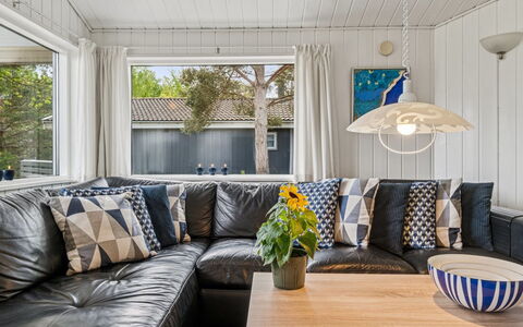 Liska - 60M from the Sea: Indretning, Træ, Møbel, Couch, Gulvbelægning, Loft, Etage, Stue, Hjem, Belysning