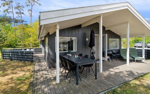 Liska - 60M from the Sea: Træ, Tag, Hjem, Hus, Arkitektur, Sidespor, Land Lot, Sommerhus, Skur, Garden Bygninger