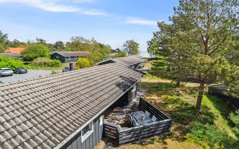 Liska - 60M from the Sea: Træ, Tag, Hjem, Hus, Arkitektur, Sidespor, Land Lot, Sommerhus, Skur, Garden Bygninger