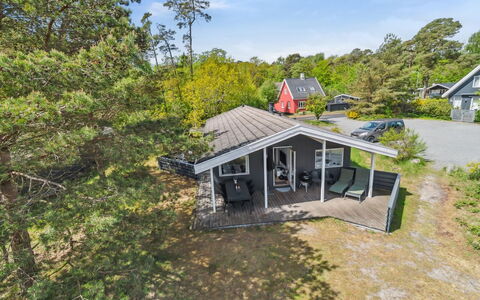 Liska - 60M from the Sea: Træ, Tag, Hjem, Hus, Arkitektur, Sidespor, Land Lot, Sommerhus, Skur, Garden Bygninger
